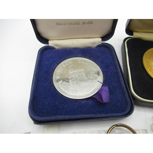 233 - Selection of medals and medallions including, 1976 National Balloon Championships prize medal from C... 