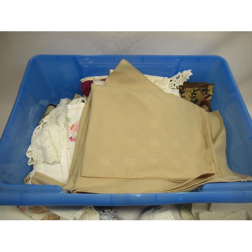 431 - Box of assorted fabrics and linen