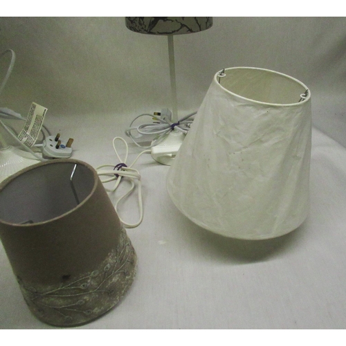 437 - Two lamps, two lamp shades with bulbs and cable, another lamp shade (5)