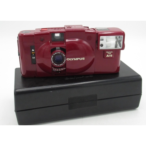 1095 - Olympus XA2 in red finish with flash gun, instructions and presentation box