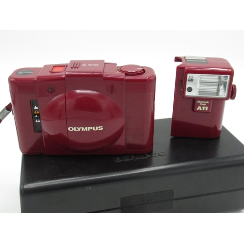 1095 - Olympus XA2 in red finish with flash gun, instructions and presentation box