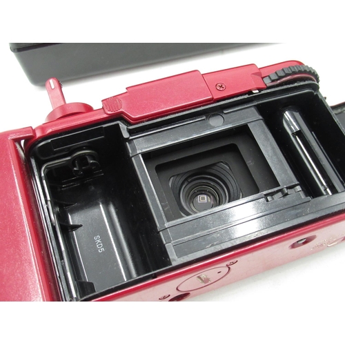 1095 - Olympus XA2 in red finish with flash gun, instructions and presentation box