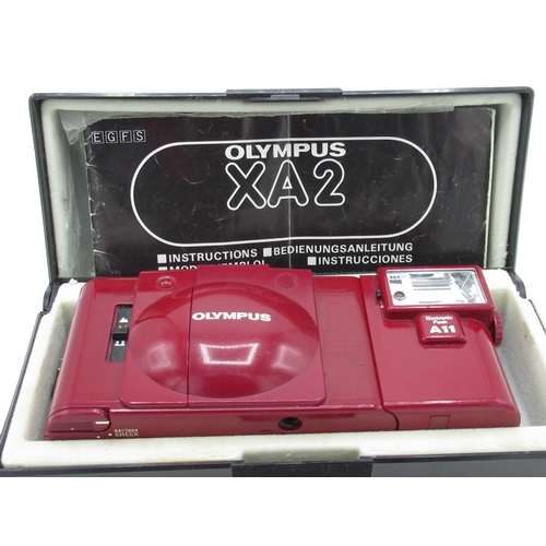 1095 - Olympus XA2 in red finish with flash gun, instructions and presentation box