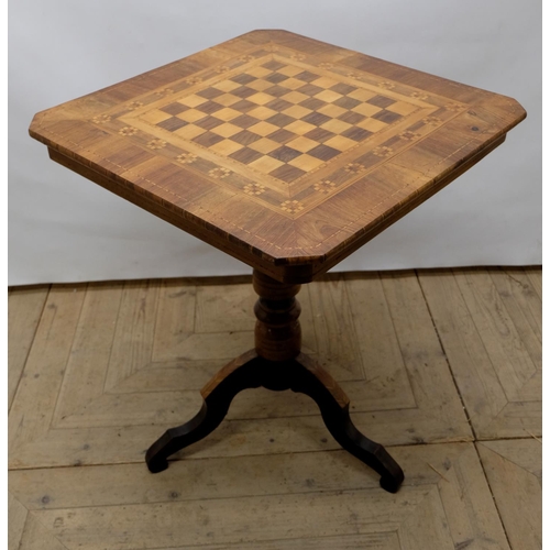 1550 - Late C19th walnut and satinwood Sorrento tripod games table, square chessboard top with canted corne... 