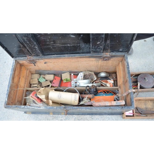 137 - Large wooden carpenters chest containing large quantity of tools, including saws, hammers, drill, sa... 