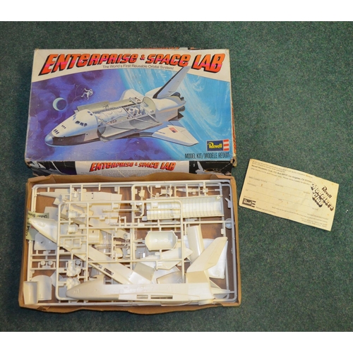 29 - Eight model kits relating to Space flight, including the Boeing 747 SCA (2 included, one started and... 