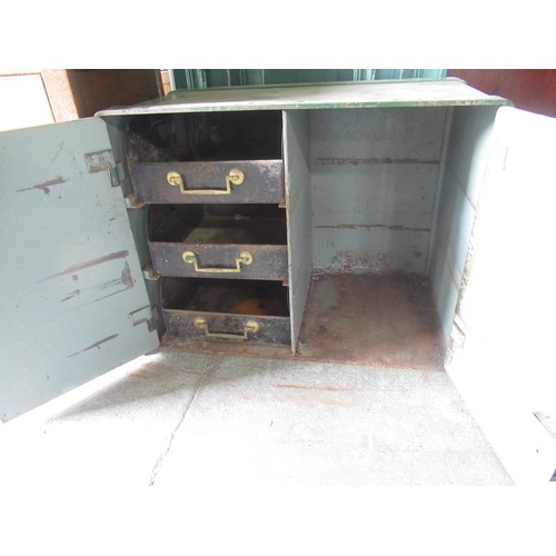 1600 - Samuel Withers & Co. Ltd. of West Bromwich cast iron two-door safe, part fitted interior with three ... 