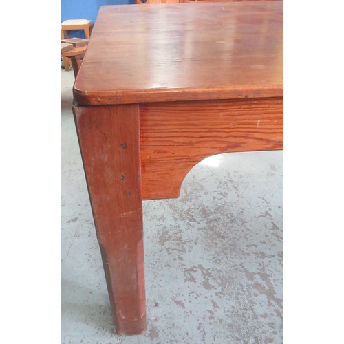 1513 - Large Victorian pitch pine kitchen table, rounded rectangular top with shaped frieze on faceted squa... 