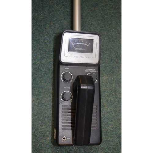 77 - Two handheld metal detectors, Fisher M-Scope 1270, vintage Radioshack Micronta 3001, both checked an... 