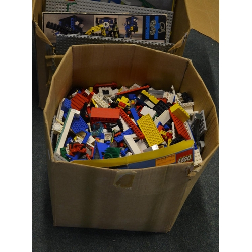 64 - Large collection of Lego and Lego Technic including boxes of instructions (2 boxes)