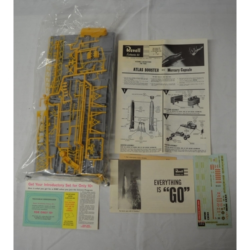 30 - Thirteen model kits (all but one without boxes) of classic US rockets including Mercury Redstone and... 