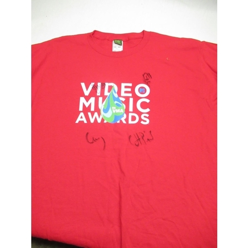 805 - 2005 video awards crew T-shirt for the event in Miami signed by Chris Martin, Johnny Buckland, Guy B... 