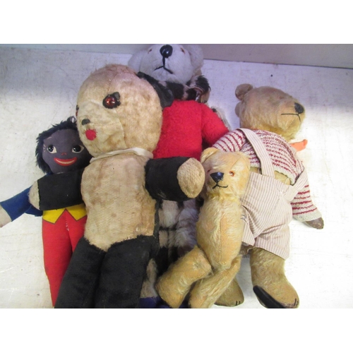 806 - Collection of vintage teddy bears and a doll (5)