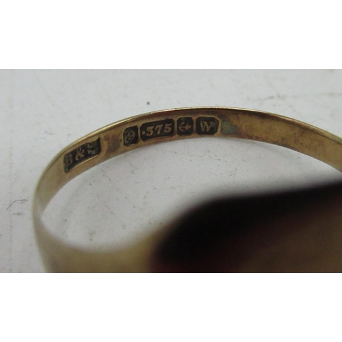 47 - Hallmarked 9ct yellow gold signet ring by B&S, 9.375, Birmingham, 1946, size P, 2.4g