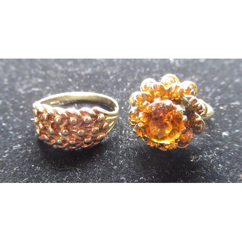 50 - 9ct yellow gold chain effect ring, 375, London, size T, 2.9g and an unmarked daisy cluster ring