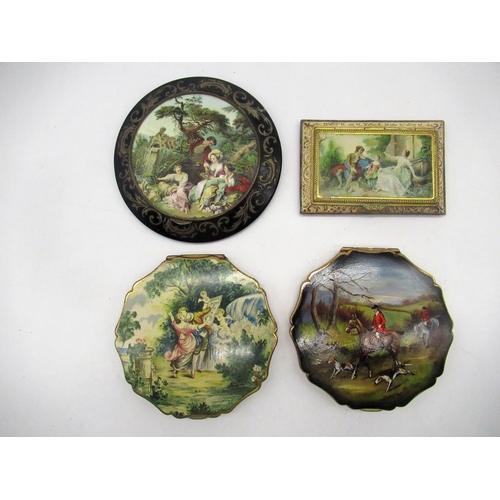 259 - Stratton Compact Pat.764125 with The Kiss romantic scene to cover, Stratton compact with hunting sce... 