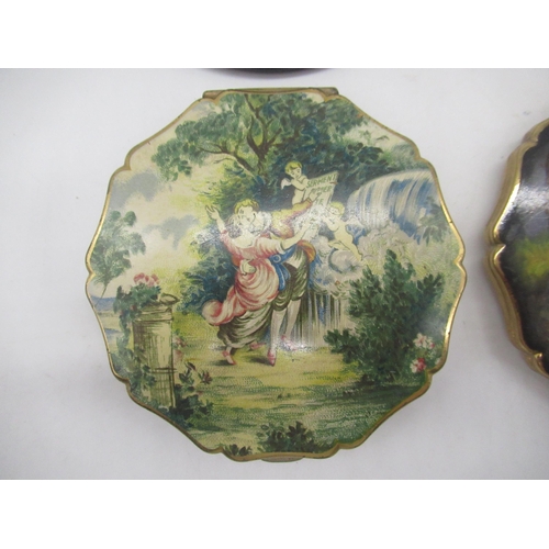 259 - Stratton Compact Pat.764125 with The Kiss romantic scene to cover, Stratton compact with hunting sce... 