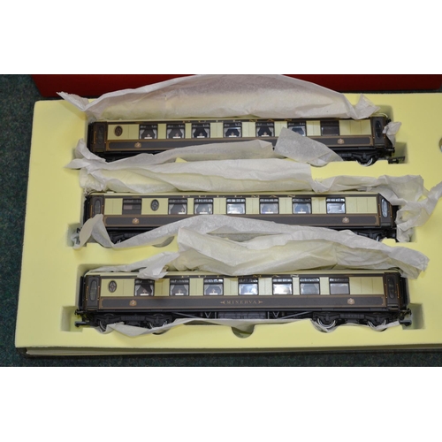 599 - Hornby Orient Express boxed set, containing merchant Navy class locomotive and three Pullman carriag... 