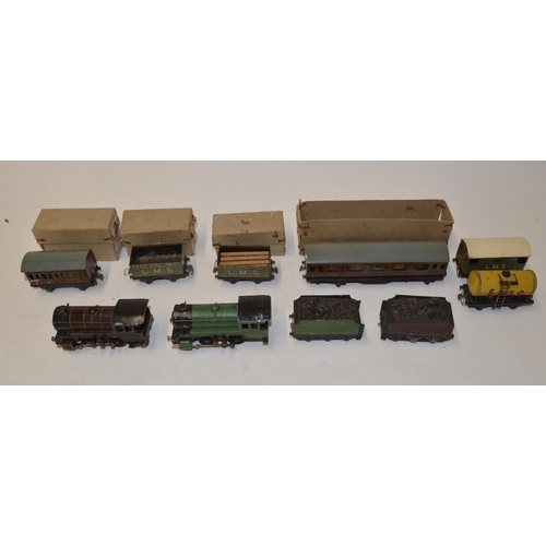 596 - Assortment of vintage Twin Trix railway models and accessories, larger scale metal train Cavalier Co... 