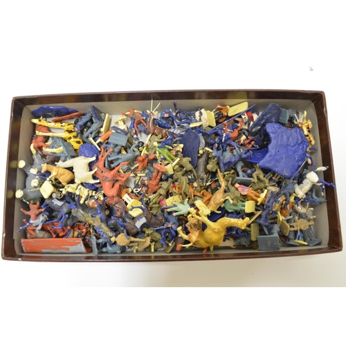 651 - Collection of 1/72 plastic model figures and an unstarted armoured Knight kit, 