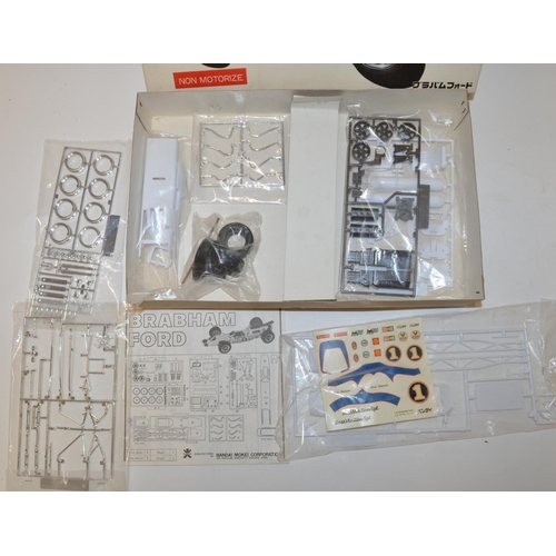 675 - 2 unbuilt plastic model kits, all bags unopened/factory sealed, 1x Bandai 1/16 Brabham Ford FA130, T... 