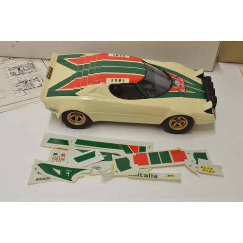 676 - 6 plastic model cars: 2x 1/24 Lancia Stratos, 1 built the other has just been started, 1x 1/24 Airfi... 