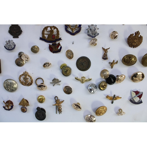30 - Selection of loose cap badges, sweetheart brooches, buttons etc. mainly British military regimental ... 