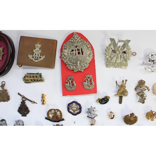 30 - Selection of loose cap badges, sweetheart brooches, buttons etc. mainly British military regimental ... 
