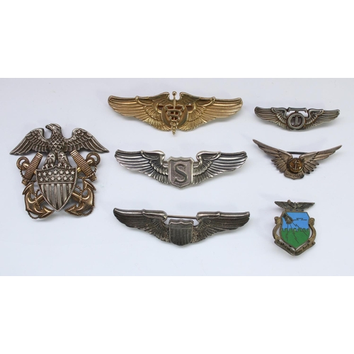 39 - Selection of WW2 era US military sterling silver badges, including US Navy badge, USAF crew, flight ... 