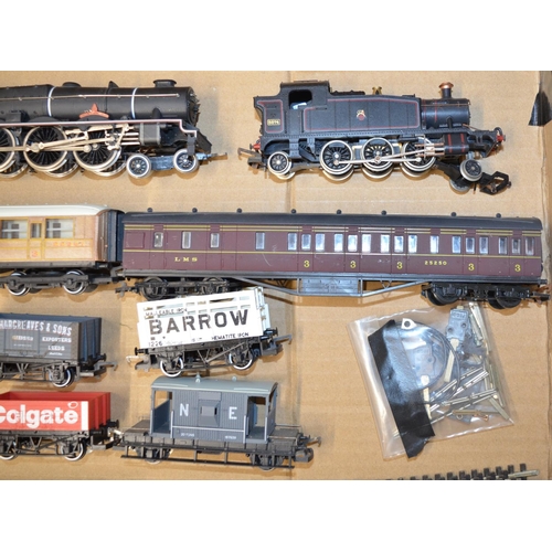 596E - Hornby, Airfix and Lima OO gauge train models and track, coaches, rolling stock, Duett twin power su... 