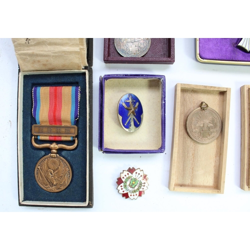 427 - Selection of Japanese WW2 period medals and badges, mainly Red Cross with a select few other