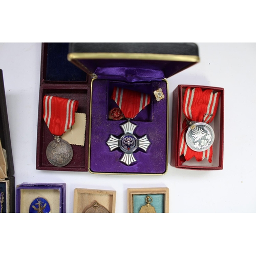 427 - Selection of Japanese WW2 period medals and badges, mainly Red Cross with a select few other