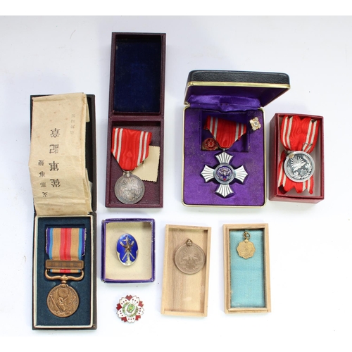 427 - Selection of Japanese WW2 period medals and badges, mainly Red Cross with a select few other