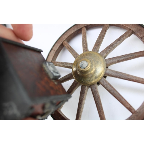 85 - Cast metal model of an 1883 Gatling Gun, L38cm (wheel snapped at joint with old glue mark, will requ... 