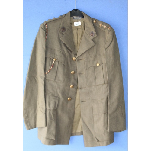 299 - ATS Captain's formal tunic, with single breasted brass buttons, four outer pockets with buttons, ATS... 