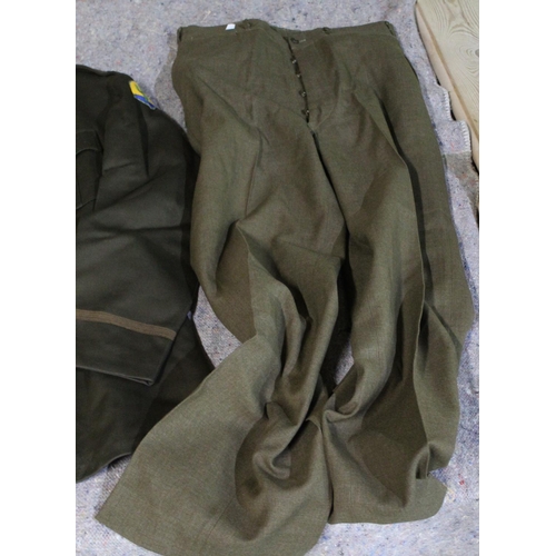 306 - United States Army officers blouse with zip front and two breast pockets, pair of trousers, United S... 