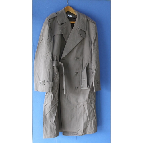 309 - Regulation US Army overcoat of wool with silk lining, with double breasted buttons and belt, size 44... 