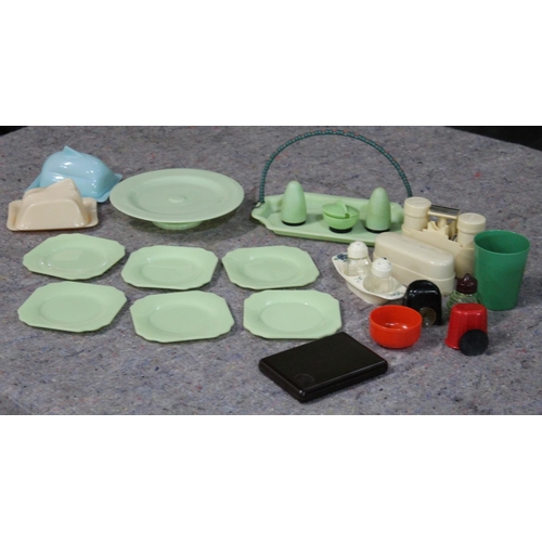 334 - Collection of kitchen ware, mainly in plastic, including salt and pepper cruet set, cake stand with ... 