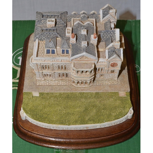 532 - Fraser Creations Holyrood House(AF, damage to a chimney, see photos) and a model of the Royal And An... 