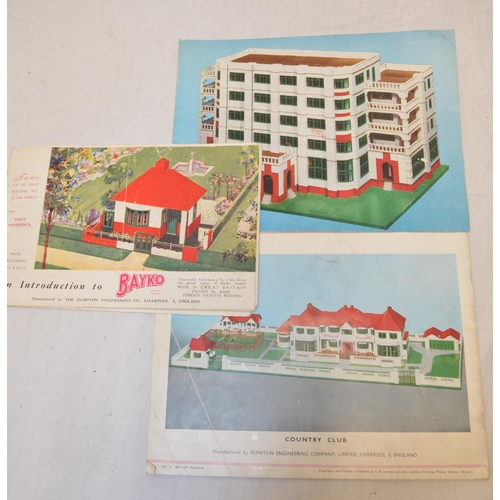 535 - 1950s Bayko construction set containing bricks windows, balustrades, end bricks, roof parts etc, in ... 