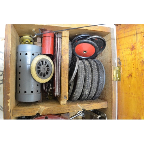 507 - Wooden chest containing a large amount of vintage meccano with instructions, electric motor, wheels,... 
