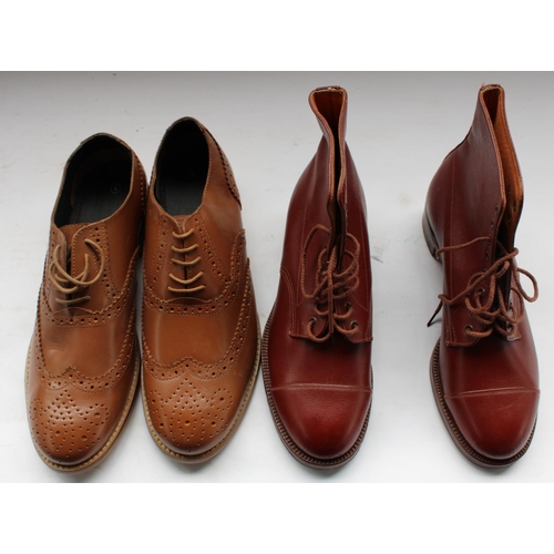 376 - Pair of vintage size 8 tan leather brogues together with a pair of ankle length leather boots with l... 