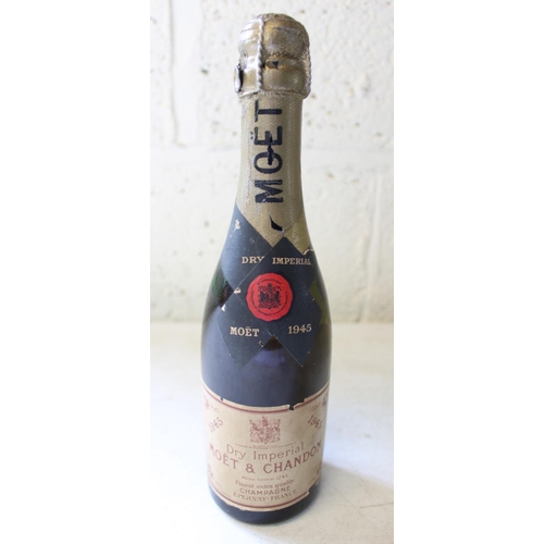 87 - Original Moet and Chandon Dry Imperial 1945 Champagne half bottle, complete with contents (H27cm)