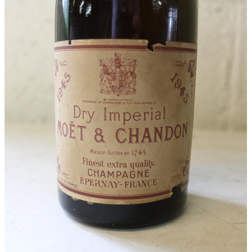 87 - Original Moet and Chandon Dry Imperial 1945 Champagne half bottle, complete with contents (H27cm)