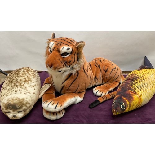 399 - Large plush tiger L90cm, a plush seal and fish (3)