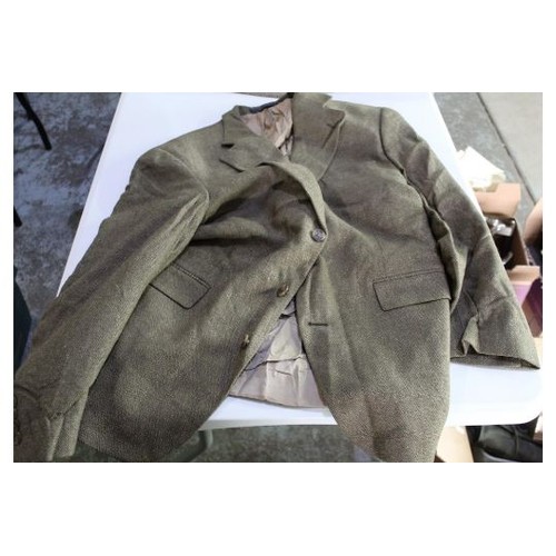 525A - Single breasted tweed jacket with two buttons and two outside pockets with flap, leather elbow patch... 