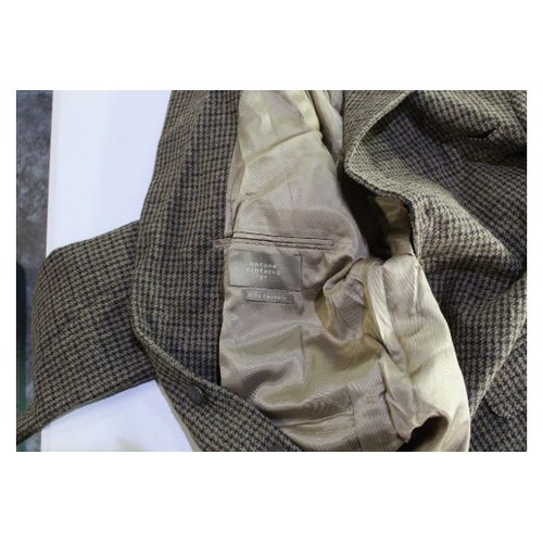 525A - Single breasted tweed jacket with two buttons and two outside pockets with flap, leather elbow patch... 