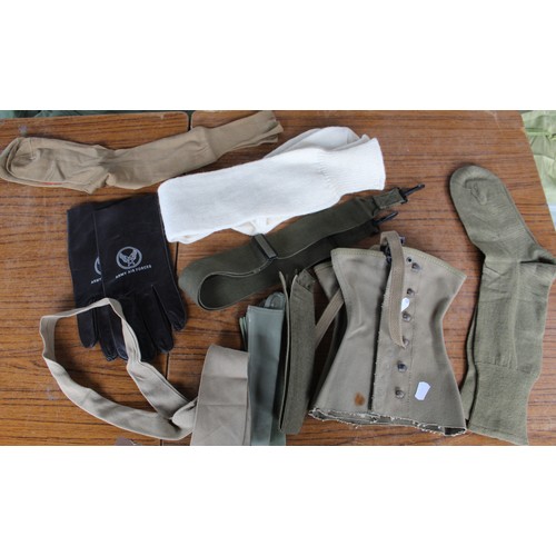 370 - Pair of WW2 period USAAF leather gloves, pair wool socks, silk socks, detachable collars and a pair ... 