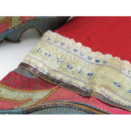 224 - Pair of early C20th children's Chinese lotus shoes of linen and silk construction with embroidered d... 