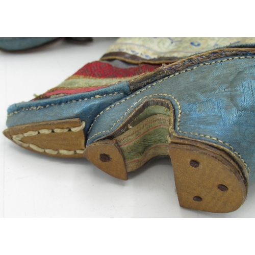 224 - Pair of early C20th children's Chinese lotus shoes of linen and silk construction with embroidered d... 